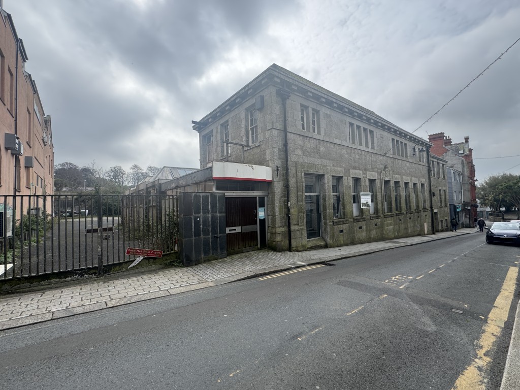 Lot: 150 - SUBSTANTIAL TOWN CENTRE DEVELOPMENT OPPORTUNITY - External view of the building